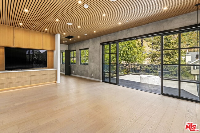 Building Photo - 1745 San Ysidro Dr