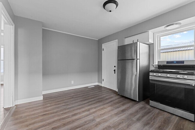 Building Photo - 212 W 8th Ave