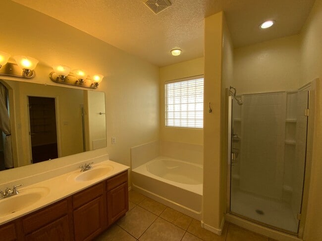 Building Photo - 4 Bedroom Single Story Home Available Near...