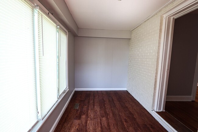 Building Photo - Large 1 Bedroom with fenced yard and garage