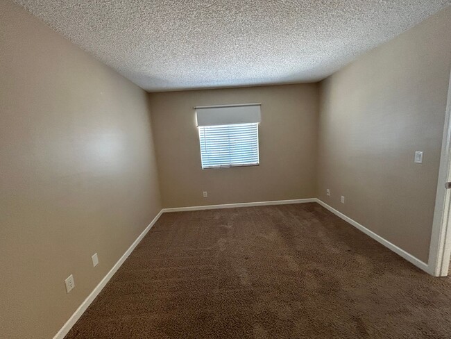 Building Photo - Spacious 1 bedroom/1 bath