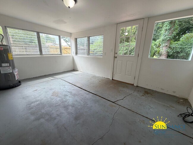 Building Photo - Great 4 Bedroom Home with Water View in Downtown Fort Walton Beach!