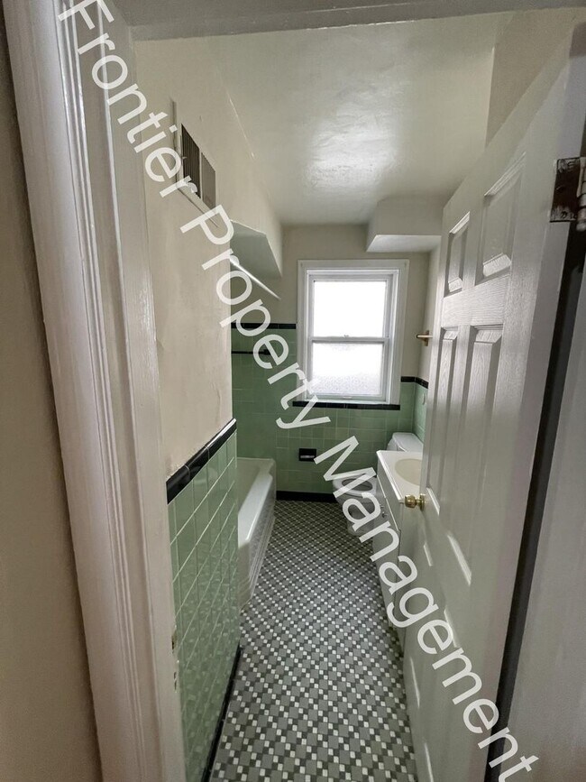 Building Photo - Charming 1-Bedroom Apartment