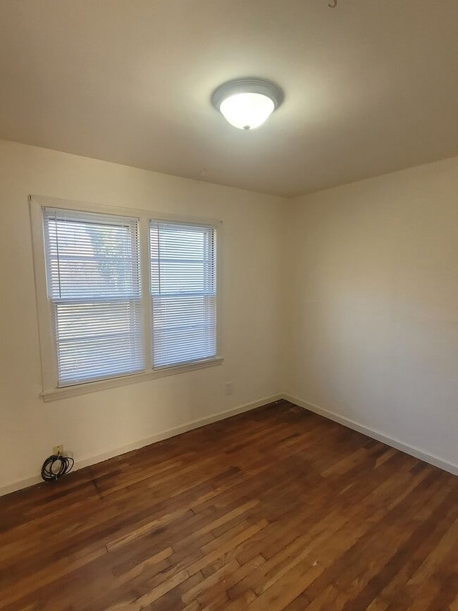 Building Photo - 2 Bedroom Home, Central