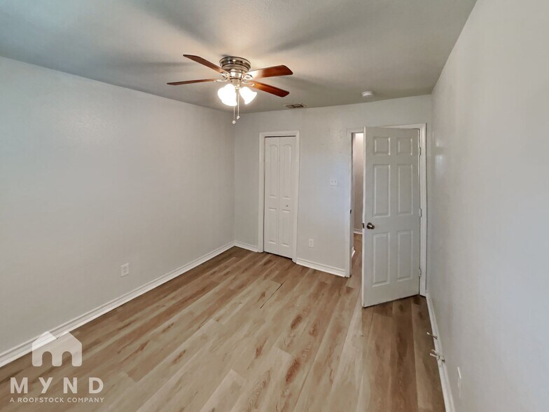 Building Photo - 1721 Whiting Dr