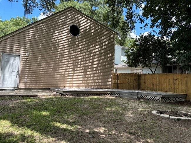 Building Photo - Charming 3/2 Home with Pet-Friendly Yard &...