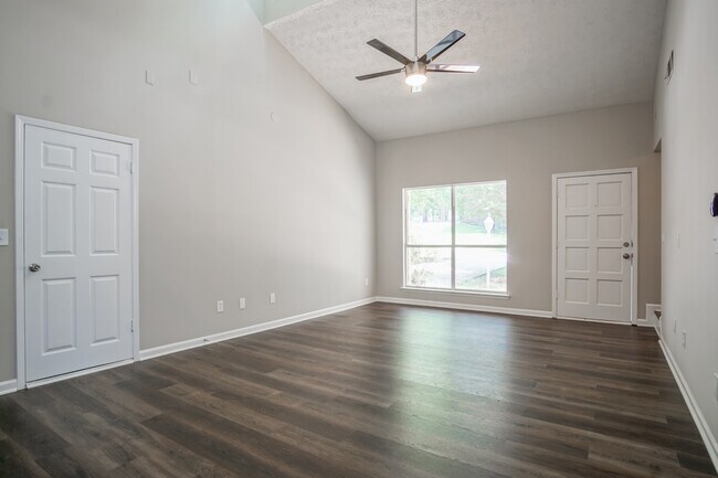 Building Photo - 3137 Glen Hollow Dr