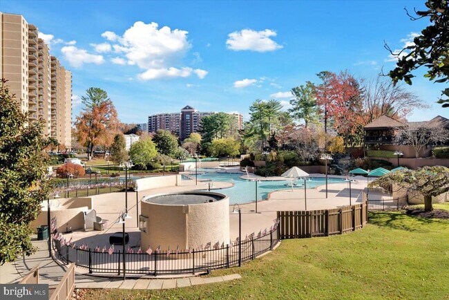 Building Photo - 309 Yoakum Pkwy