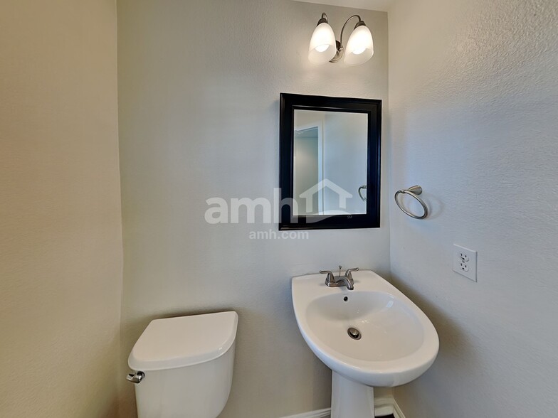 Building Photo - 5552 N Genoa St