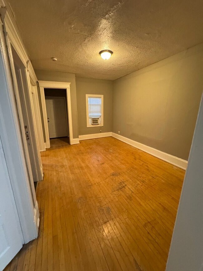 Building Photo - Spacious 4BR Upper Duplex Unit in the Hear...