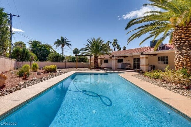 Building Photo - 1505 Strong Dr