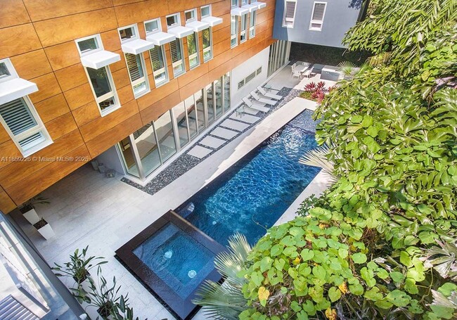 Building Photo - 3503 Banyan Cir
