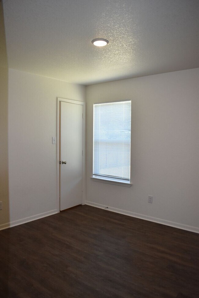 Building Photo - 201 Coby Dr