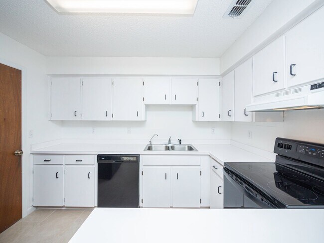 Building Photo - South Lakeland Duplex!