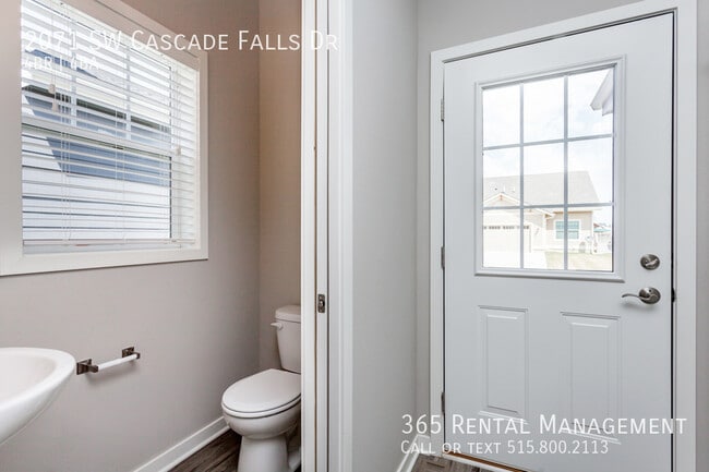 Building Photo - 2071 SW Cascade Falls Dr