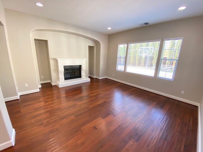 Building Photo - 4 Bed 5 Bath Beautiful Custom Home In Danv...