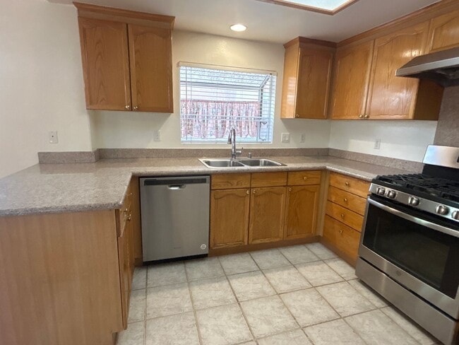 Building Photo - Cozy 2-bedroom Suites Condo in the most de...