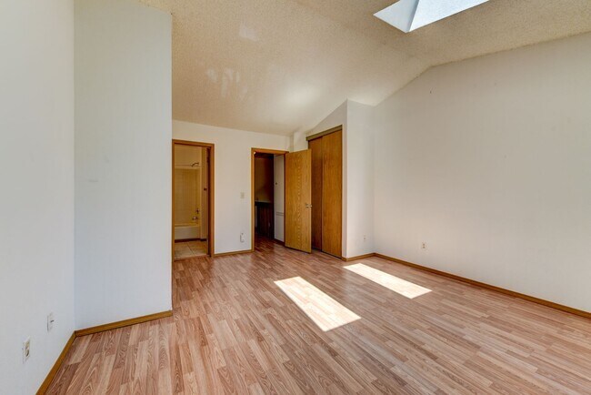 Building Photo - Beautiful 2 bed 2 bath townhome with carport in desirable Hearthwood Neighborhood With Pool!!