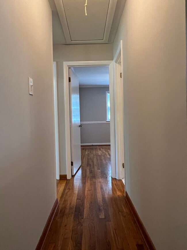 Building Photo - 805 Gardenview Dr