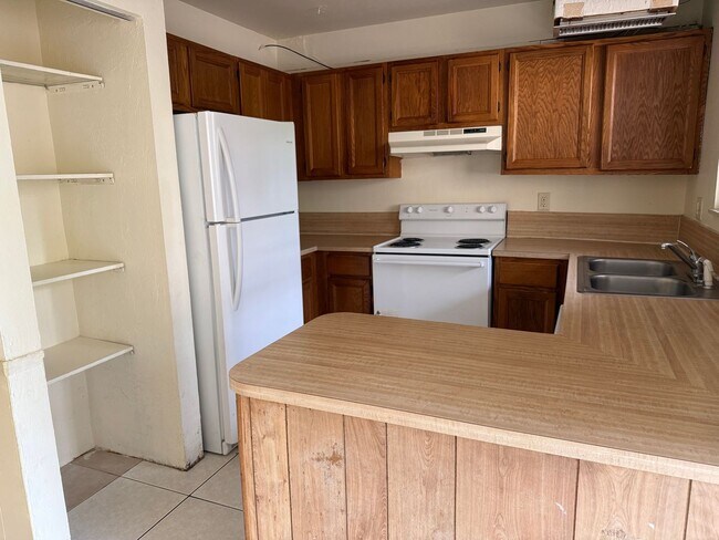Building Photo - * MOVE IN SPECIAL * 1/2 OFF 2ND MONTH'S RENT!! Spacious 1,226 SF Unit - 2 bd / 2 ba near UF - Bra...