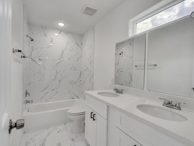 Building Photo - ? Spacious & Stylish 3-Bed Home – Garage Included! ?