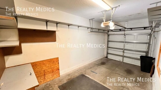 Building Photo - 612 Old Pine Ct