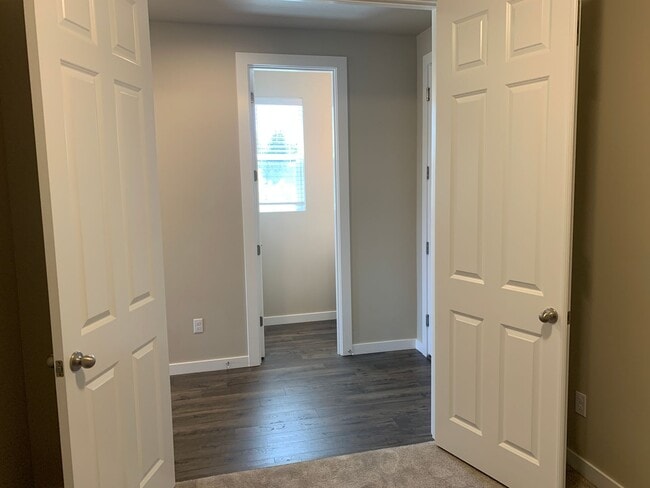 Building Photo - COMING VACANT END OF JUNE -EZ life Townhom...