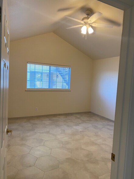 Building Photo - 1542 E Alluvial Ave