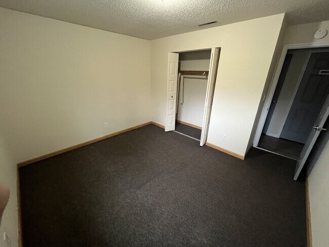 Building Photo - Newly Remodeled 2 Bedroom Unit in Family a...