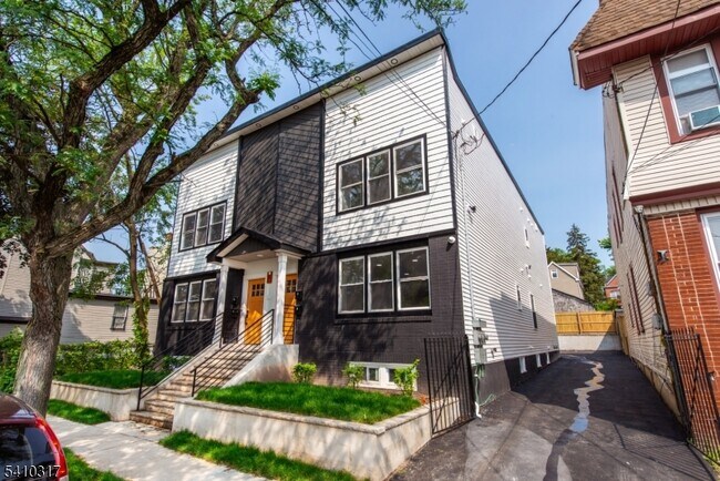 Building Photo - 64 Grace St