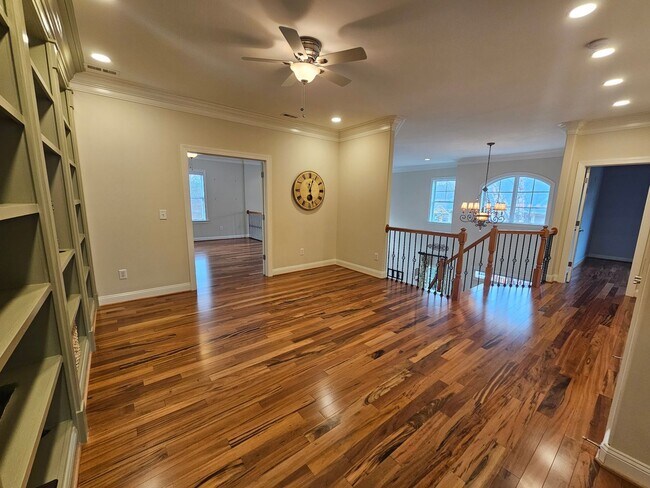 Building Photo - New Listing in Apex!