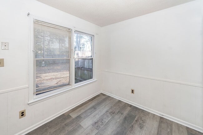 Building Photo - 2 Bedroom, 1.5 Bathroom Townhome - Summerville