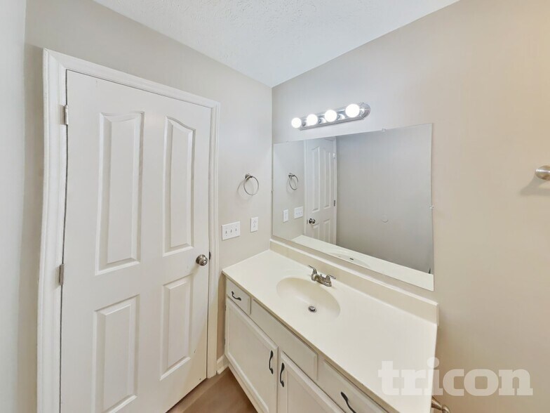 Building Photo - 1918 Cross Creek Dr