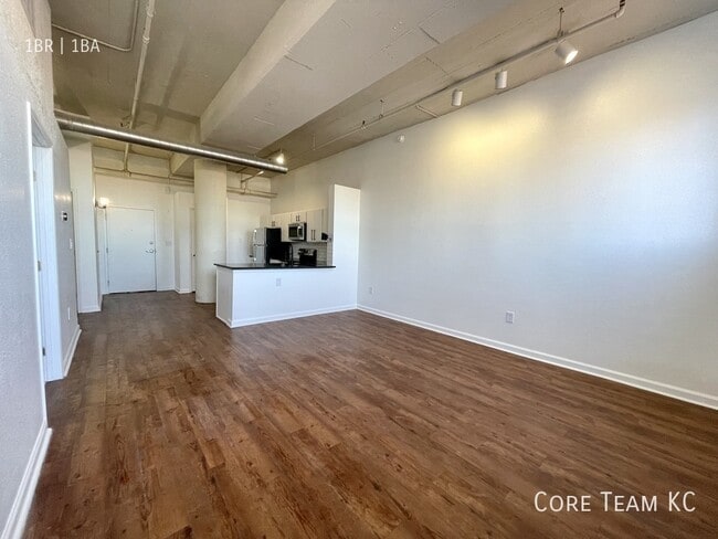 Building Photo - 320 W 7th St