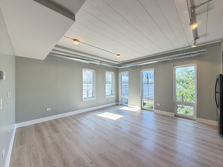 Building Photo - 941 W Belmont Ave