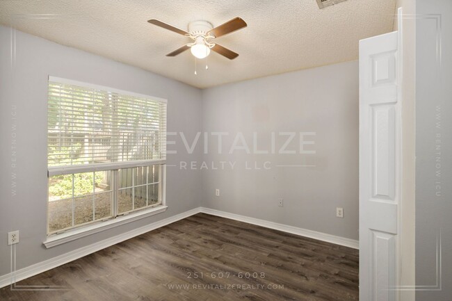 Building Photo - **Application Pending** Beautiful 3 Bed/2 ...