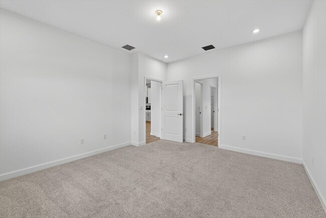 Building Photo - 14335 SW Skye Dr