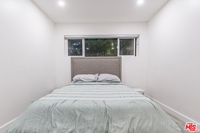 Building Photo - 722 Lincoln Blvd