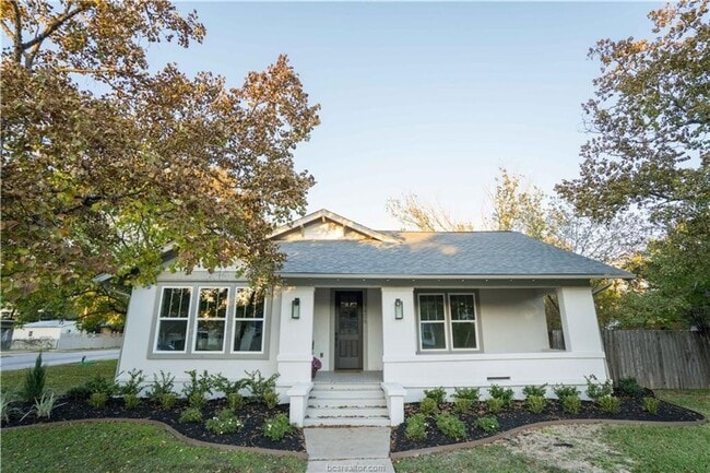 Building Photo - AUGUST 2026 PRE-LEASE!! Stunning Remodeled...