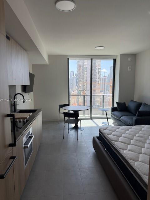 Building Photo - 121 NE 5th St