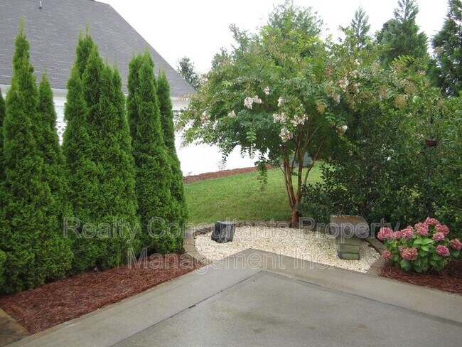 Building Photo - 300 Mourning Dove Terrace