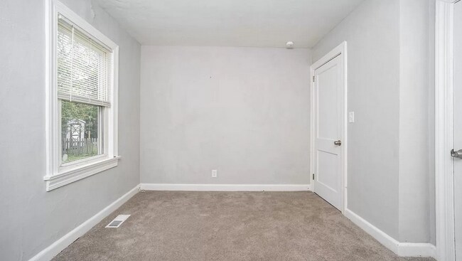 Building Photo - 325 W 38th St
