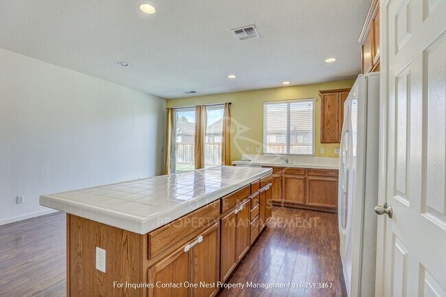 Building Photo - 3 bedroom, 2 bathroom Charming Plumas Lake...