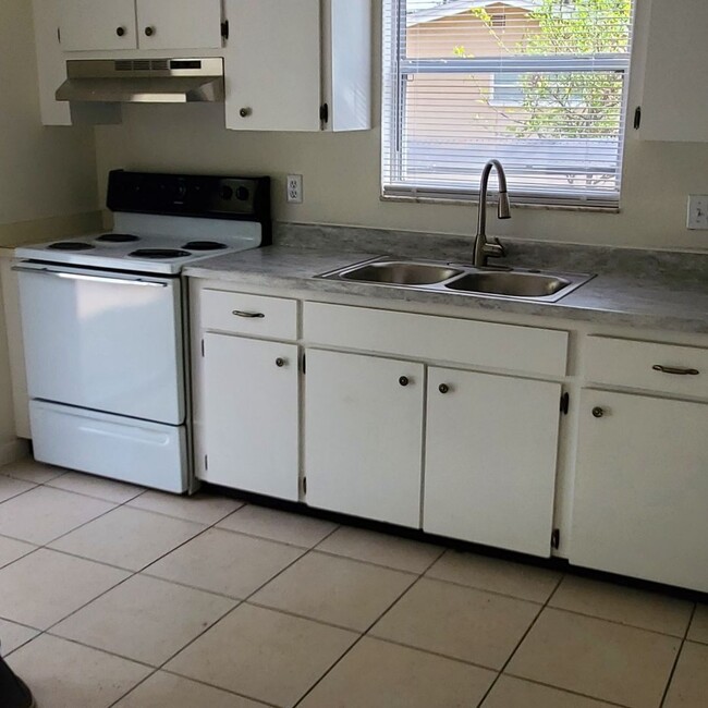 Building Photo - Three Bedroom with Bonus Room