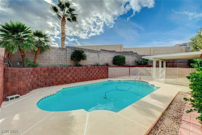 Building Photo - 114 E Tamarack Dr