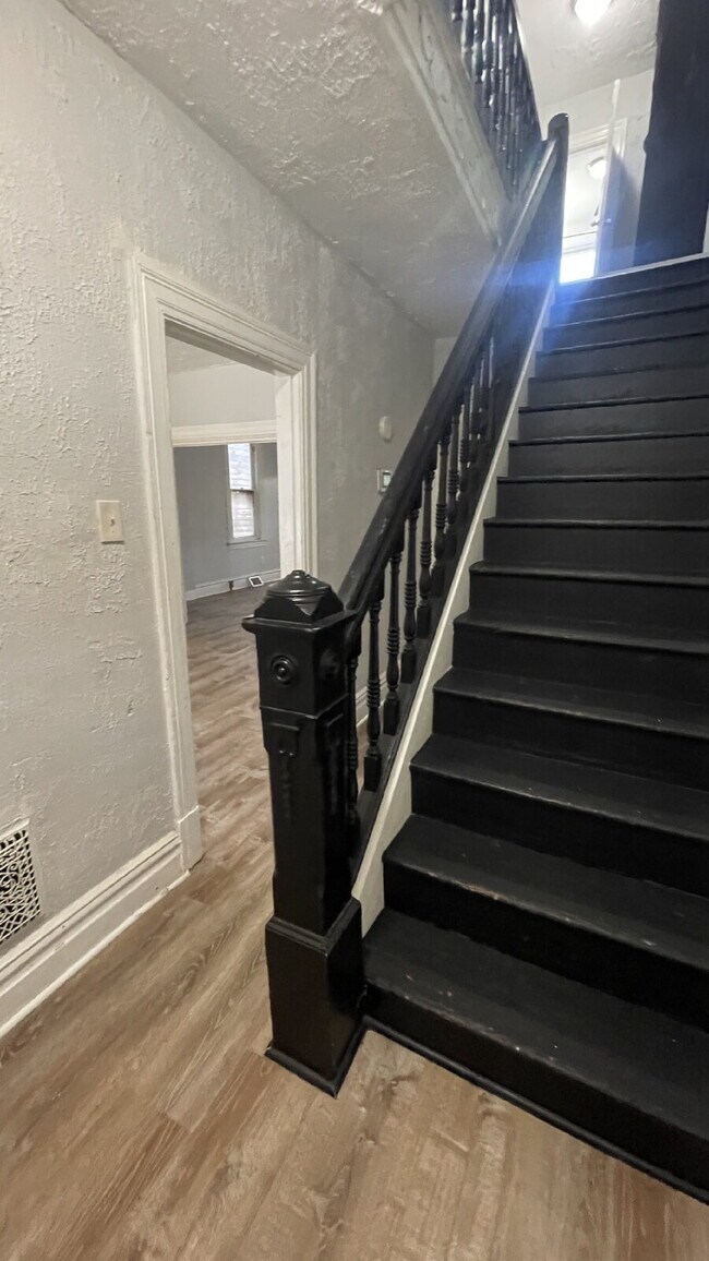 Building Photo - Spacious 4-Bedroom Home with 2 Full Bathrooms – Section 8 Approved and Ready for Move-In!