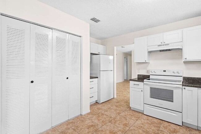 Building Photo - Recently updated 3BR, 2BA in The Shores