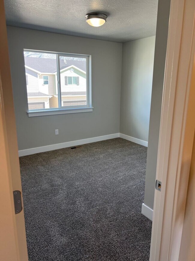 Building Photo - Townhome in Cedar Bend HOA