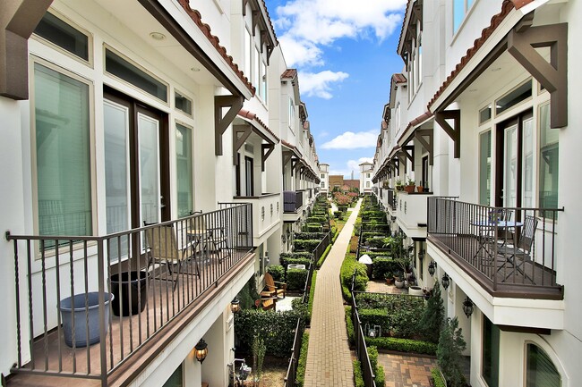 Building Photo - 1221 Bonner St