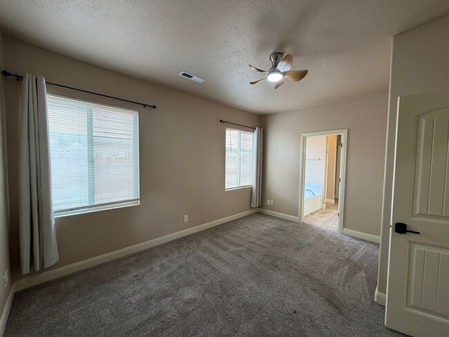 Building Photo - SPACIOUS TOWNHOME FOR RENT!